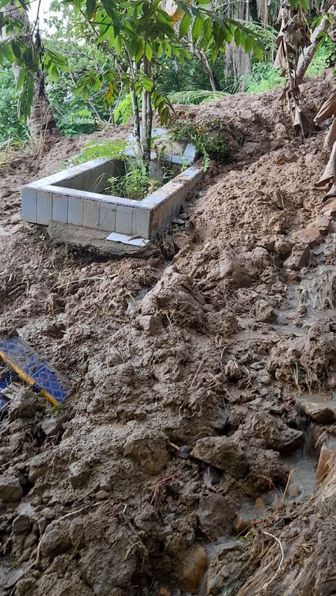 Pengurus Bidang Sosial Keagamaan Ikatan Keluarga Besar Koto Anau Buya mengatakan, longsor dipicu hujan deras yang terjadi sejak Kamis (13/7) malam.