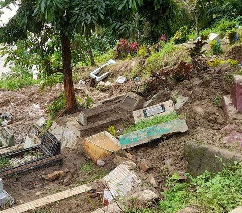 Perkuburan di Padang Longsor, Belasan Jenazah  Masih Terbungkus Kain Kafan Berserakan