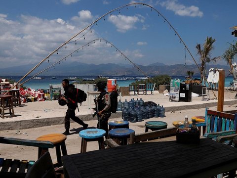 Sejak Kamis, semua penyeberangan dari Bali menuju Lombok dan Gili Trawangan gagal berangkat karena cuaca.