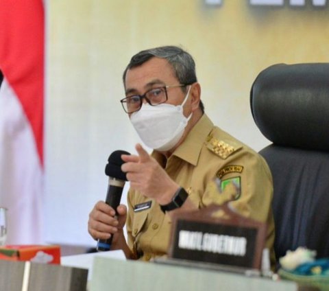 Gubernur Riau Syamsuar dan anaknya Muhammad Andri dituding menerima suap Rp2,5 miliar dalam proyek payung elektrik Mesjid An-Nur Pekanbaru.