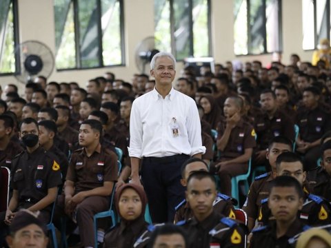 Ganjar Buka Layanan Aduan Pungli Sekolah, Warga Bisa Mengadu ke Nomor Ini & Kanal LaporGub