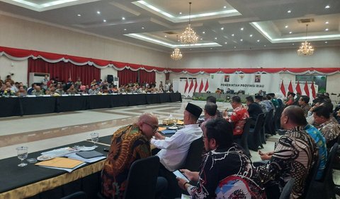 Komisi V DPR RI mengumpulkan Gubernur Riau bersama semua Bupati/Wali Kota dan Kadis PU seluruh Riau di Gedung Daerah Balai Serindit, Jumat (14/7) malam.