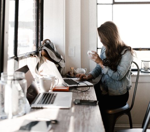 Bahkan, banyak perusahaan yang kini menerapkan sistem bekerja hybrid (bisa di rumah atau di kantor), hingga kerja di mana saja (work from anywhere).