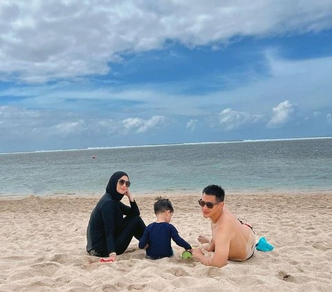 Intip Keseruan Liburan Citra Kirana dan Keluarga di Pantai, Baby Athar Tampil Seksi Buat Sang Mama Gemas