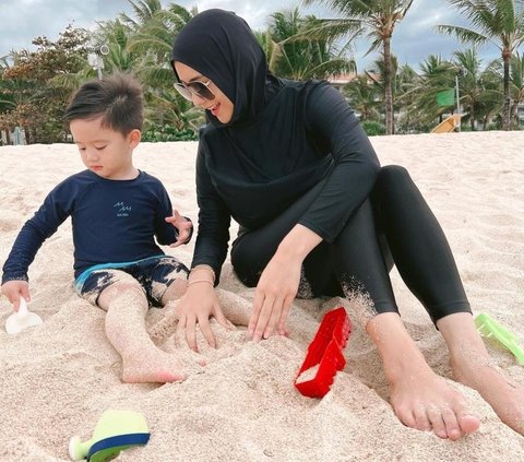 Intip Keseruan Liburan Citra Kirana dan Keluarga di Pantai, Baby Athar Tampil Seksi Buat Sang Mama Gemas