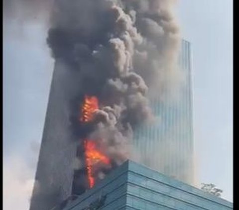 Video Kebakaran Menara K-Link Jakarta, Api Lahap Bagian Tengah Gedung