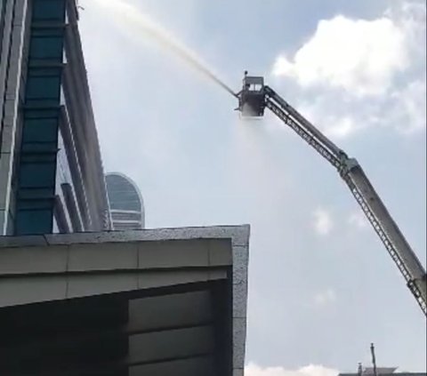 Video Kebakaran Menara K-Link Jakarta, Api Lahap Bagian Tengah Gedung