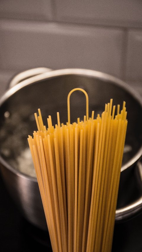 Ada banyak resep spaghetti yang populer dan cocok dengan selera serta lidah banyak orang. Di antaranya adalah spaghetti aglio olio, carbonara, marinara, pesto, bolognese, dan alfredo. Resep spaghetti tersebut bisa dengan mudah Anda temui di restoran-restoran Italia atau masakan Barat lain yang menyediakan hidangan pasta.