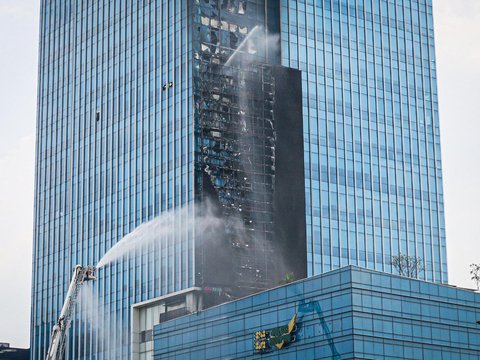 FOTO: Kondisi Gedung K-Link Tower di Jalan Gatot Subroto Dilalap Kebakaran, 21 Mobil Damkar Dikerahkan