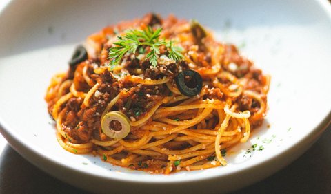 Selain menyantapnya di restoran, Anda juga bisa membuat aneka resep spaghetti lezat di rumah. Ya, masakan yang satu ini tergolong mudah untuk dibuat. Bahan-bahannya pun mudah didapat di supermarket.