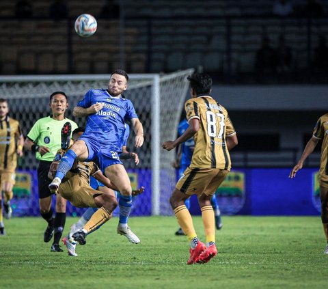 Persib Bandung kembali meraih hasil kurang memuaskan dalam pekan ketiga BRI Liga 1. Tim Maung Bandung hanya mampu menahan imbang Dewa United dengan skor 2-2 dalam duel di Stadion Gelora Bandung Lautan Api, Jumat (4/07/2023) malam WIB.