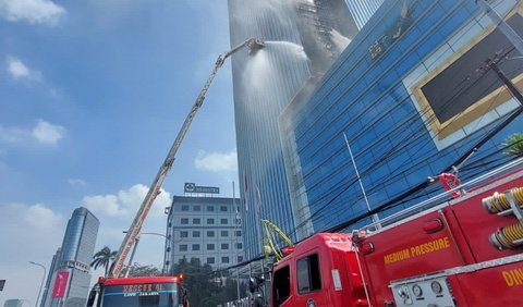 Setelah rambatan itu tak lama api pun berkobar membakar lantai 7 hingga api nampak sampai ke luar gedung.