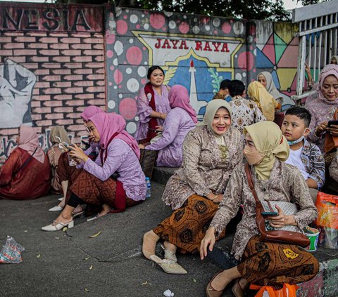 Sebuah pesta pernikahan tengah berlangsung ketika kebakaran terjadi di Gedung K-Link Tower, Jalan Gatot Subroto, Jakarta, pada Sabtu (15/7/2023). <br /><br />Kondisi ini mempuat acara resepsi pernikahan itu terpaksa dihentikan.