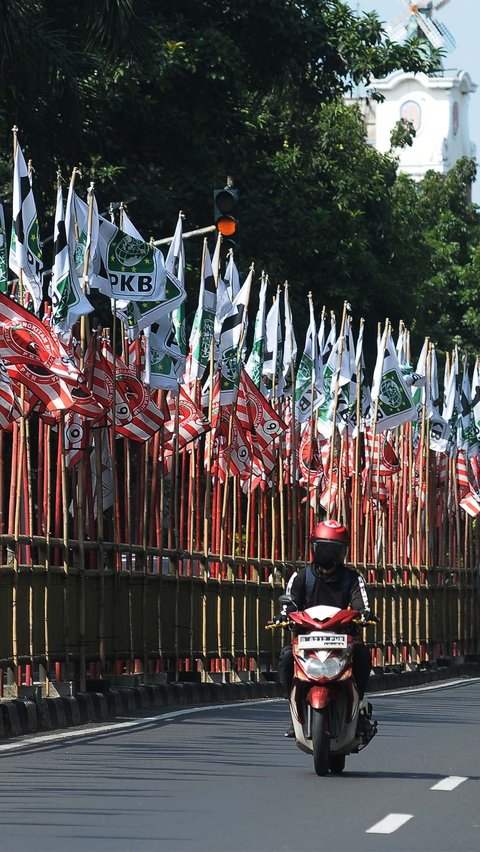 FOTO: Potret Bendera Parpol Sudah Bertebaran Meski Belum Masuk Masa Kampanye Pemilu 2024