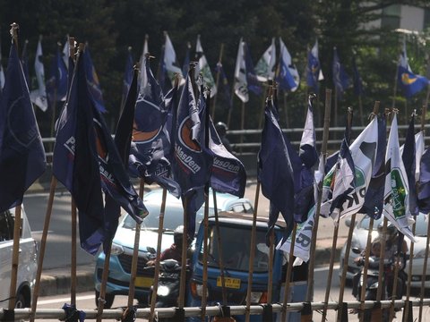 FOTO: Potret Bendera Parpol Sudah Bertebaran Meski Belum Masuk Masa Kampanye Pemilu 2024