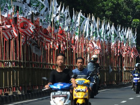 FOTO: Potret Bendera Parpol Sudah Bertebaran Meski Belum Masuk Masa Kampanye Pemilu 2024