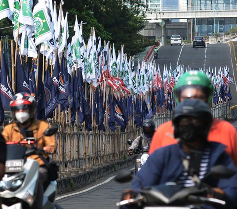 Atribut partai politik belakangan ramai menghiasi jalan-jalan di Jakarta. Padahal, masa kampanye Pemilu 2024 belum dimulai.<br /><br />Seperti yang terlihat di Jalan Hos Cokroaminoto, Menteng, Jakarta Pusat, Sabtu (15/7/2023). Deretan bendera partai politik berkibar pada bambu bambu yang dipasang di pagar besi pembatas jalan.