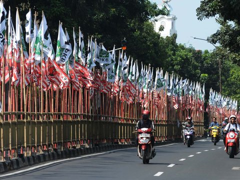 FOTO: Potret Bendera Parpol Sudah Bertebaran Meski Belum Masuk Masa Kampanye Pemilu 2024