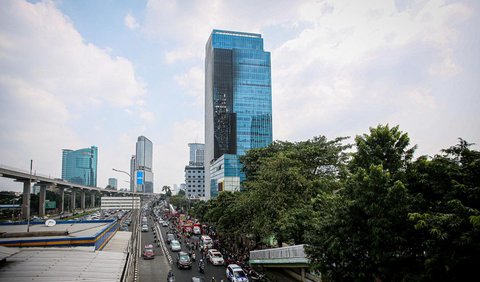 Kebakaran terjadi di Gedung K-Link Tower, Jalan Gatot Subroto, Jakarta, Sabtu (15/7/2023).