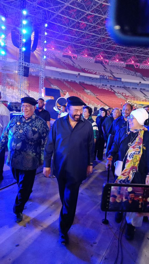 Ketua umum partai NasDem, Surya Paloh memantau langsung proses gladi bersih menyambut acara Apel Siaga Perubahan di Stadion Utama Gelora Bung Karno (GBK), Senayan, Jakarta, Sabtu (15/6) malam.