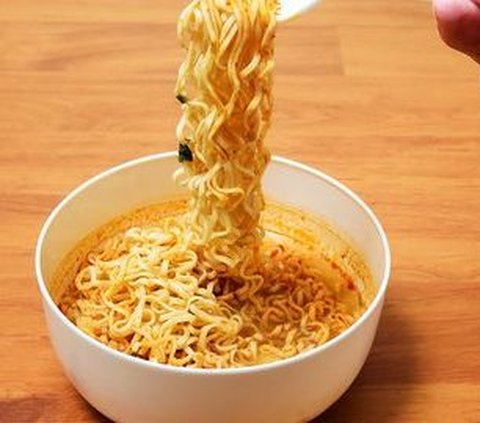 Kali ini Chef Willgoz mencoba berkreasi membuat mie kari dengan menggunakan Indomie Kari. Bahan lain yang digunakan untuk melengkapi sajian ini juga cukup mudah dan bisa disesuaikan dengan selera.