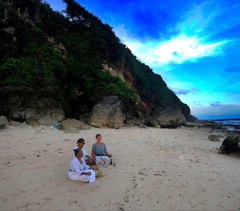 Ketua Ikatan Cendekiawan Pariwisata Indonesia (ICPI) Prof Azril Azahari, menilai rencana Pemerintah Provinsi (Pemprov) Bali memungut biaya US$10 atau setara Rp150 ribu kepada turis asing yang masuk Pulau Dewata, tidak bijak dan etis.
