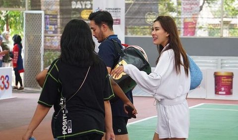 Jeje tampak ditemani sang istri, Syahnaz Sadiqah saat mengecek lapangan Tenis di GOR Universitas Negeri Jakarta (UNJ), Jakarta Timur.