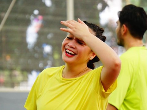Potret Syahnaz Sadiqah Temani Jeje Main Tenis di Turnamen Selebriti, Full Senyum