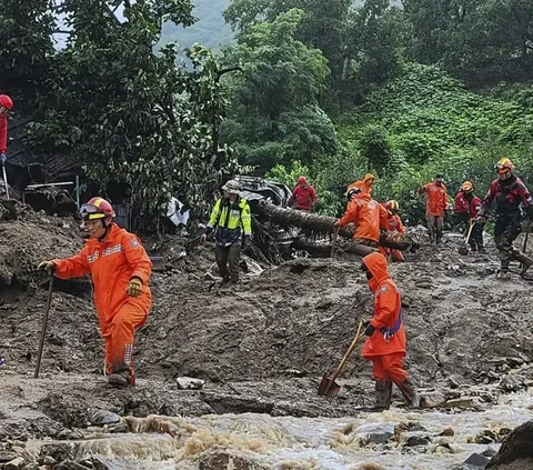 Infrastruktur jalan, rumah, hingga ladang pertanian dilaporkan rusak parah akibat banjir bandang dan longsor di Korea Selatan (Korsel) yang terjadi Sabtu (15/7).