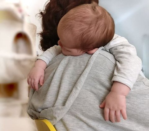 Pada bayi yang sangat muda, satu hal yang biasa dilakukan oleh ibu setelah menyusuinya adalah menepuk punggungnya hingga bersendawa. Mengapa hal ini dilakukan?