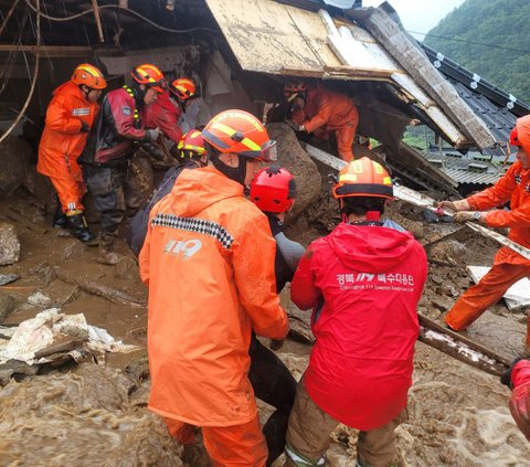 Jumlah korban tewas tersebut disampaikan langsung oleh tim penyelamat yang saat ini masih terus berjuang menjangkau orang-orang yang masih terperangkap dalam tanah longsor di Yecheon.