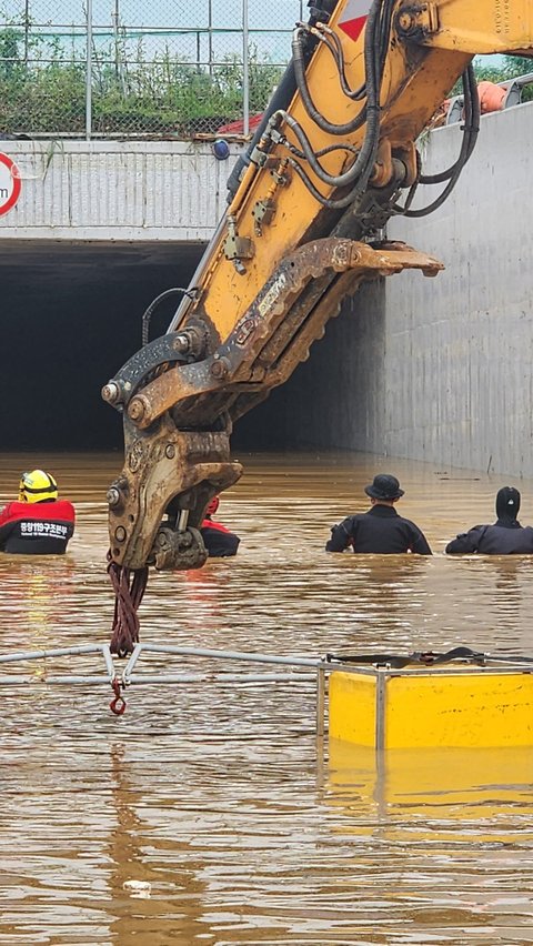 Sementara itu Badan Pemadam Kebakaran Nasional melalui timnya tengah berusaha melakukan penyelamatan terhadap orang-orang yang diduga masih terjebak di  terowongan jalan raya yang terendam banjir, dimana dalamnya ada sekitar 15 mobil terjebak di Cheongju.