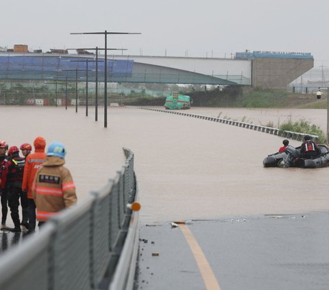 Hujan lebat juga mengakibatkan bendungan di Provinsi ChungCheong meluap sehingga pemerintah setempat pun melakukan evakuasi besar-besaran terhadap 4.763 warganya sejak Sabtu (15/7/2023).<br /><br />Sementara itu yang terdata secara keseluruhan yang dievakuasi ada sekitar 7.000 orang dari berbagai provinsi di Korea Selatan.