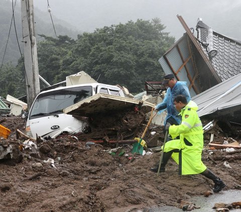 Sementara itu Badan Meteorologi Korea Selatan juga telah memperkirakan curah hujan dengan intensitas tinggi masih berpotensi terus terjadi hingga hari Minggu ini (16/8/2023).