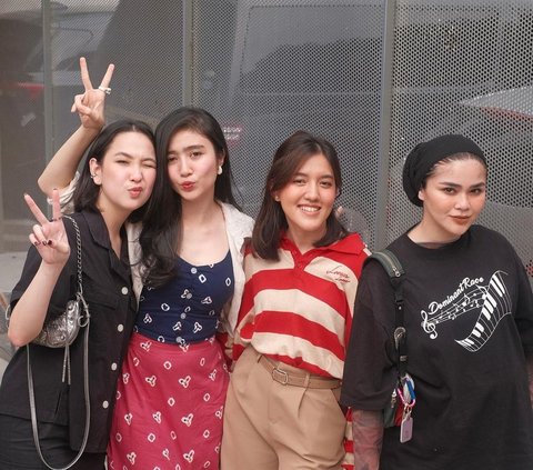 Melalui akun instagram pribadi, Agatha menunjukkan momen dirinya reuni bersama Ify, Sivia, dan Feby. Sayangnya lagi-lagi Ashilla absen dari reuni ini.