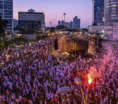 Puluhan ribu demonstran terpantau memadati jalan raya di Tel Aviv. Mereka menggelar aksi protes untuk menentang undang-undang pemerintah Benjamin Netanyahu yang dianggap melemahkan peradilan.