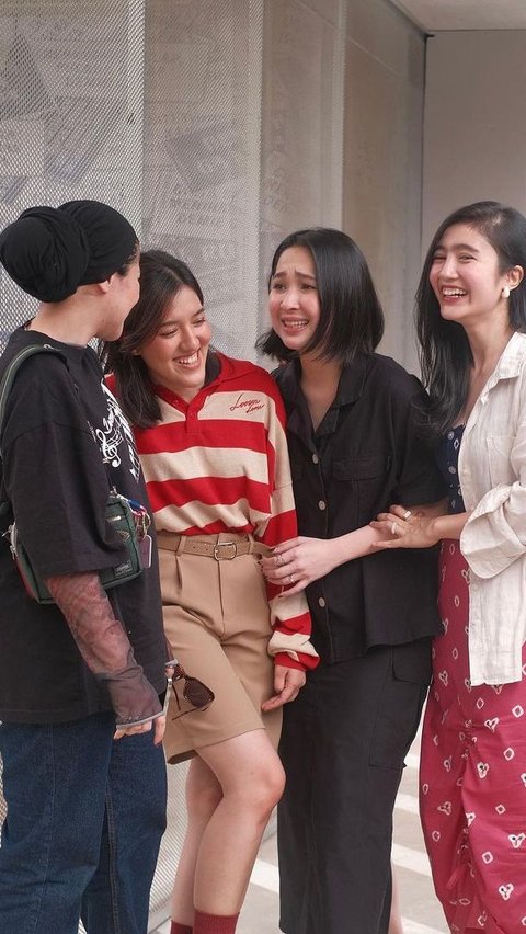 Pertemuan eks member Blink ini berlangsung santai. Keempatnya mengenakan busana casual layaknya anak muda masa kini.