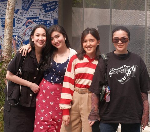 Tak banyak informasi, Agatha hanya menunjukkan kebersamaannya dengan member Blink. Ia tak menyebut lokasi mereka bertemu atau rencana apa di balik pertemuan mereka.