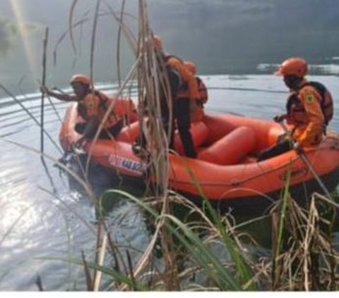 Peristiwa itu terjadi pada Jumat (14/7) dini hari pukul 01.30 WIB. Saat itu, tujuh orang sedang melakukan pengobatan alternatif dengan mandi di tepi Danau Kuari.
