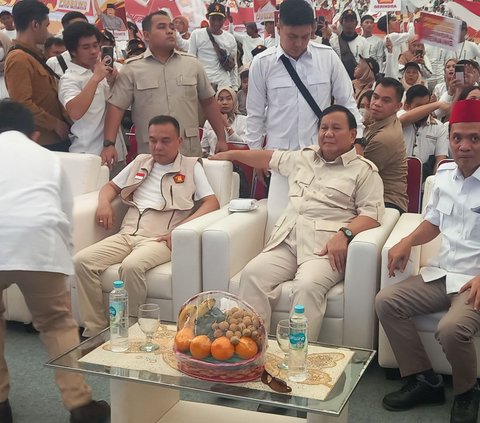 Ketua Harian DPP Partai Gerindra Sufmi Dasco meminta kadernya tak cepat puas dengan survei Prabowo Subianto dan Gerindra yang trennya naik. Dasco mendorong kadernya tetap bekerja keras untuk rakyat.