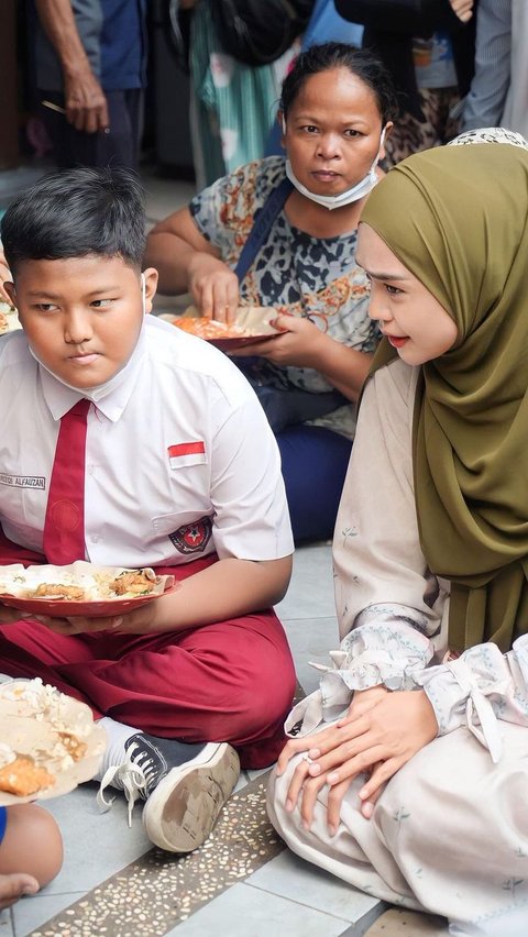 Berbeda dengan kedua kakanya yang asyik berbelanja, Ricis justru berbaur dengan orang-orang yang ada di pasar. Ia sempat menghampiri seorang anak berbaju seragam SD yang tengah menyantap hidangan.