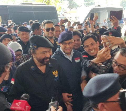 Bakal Calon Presiden Koalisi Perubahan Anies Baswedan bersama Ketua Umum NasDem Surya Paloh menghadiri Apel Siaga NasDem di Gelora Bung Karno, Jakarta, Minggu (16/7). Mereka tiba dengan satu mobil.