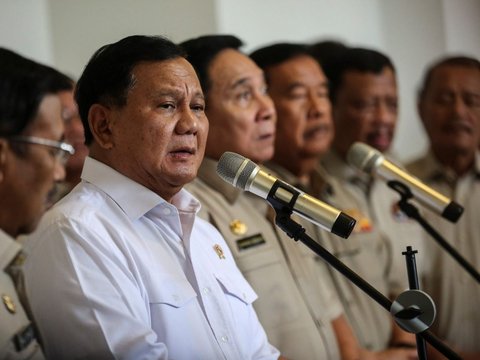 Prabowo menyebut, pada dinding tersebut ada suatu prasasti bertuliskan Honden En Inlander Verboden'.