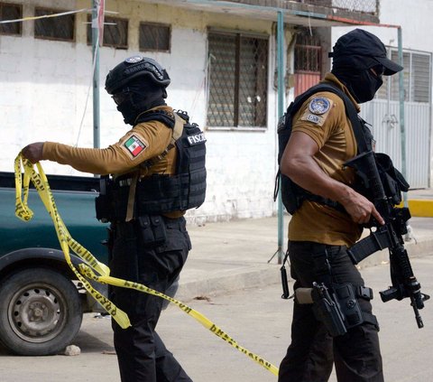 Anggota tim intervensi taktis memeriksa area tempat jurnalis Meksiko, Nelson Mateus ditembak mati oleh orang tak dikenal di kota peristirahatan Acapulco di negara bagian Guerrero, Meksiko (15/7/2023).