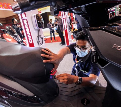Pangkas Konsumsi BBM, Danamon Sediakan Puluhan Sepeda Motor Listrik untuk Disewa Karyawan