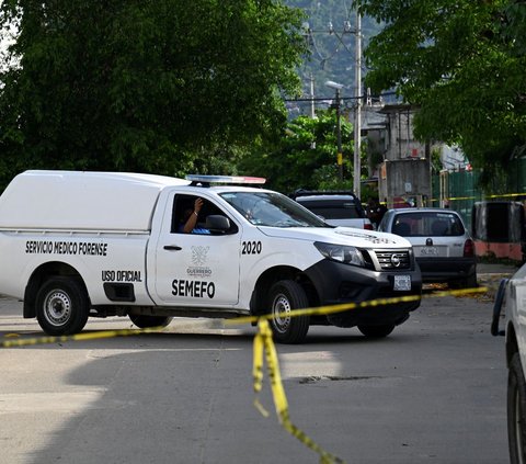 Kendaraan Layanan Medis Forensik yang berada di balik garis polisi usai melakukan pemeriksaan di TKP, setelah kematian jurnalis Meksiko Nelson Matus, di Acapulco.