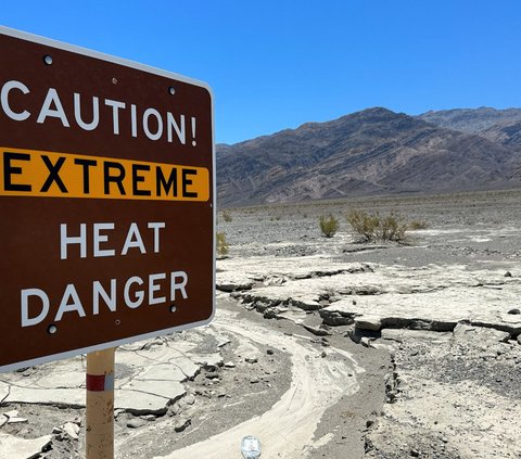Taman Nasional Death Valley terkenal dengan keadaan geografisnya yang kering, berbatu, tandus dan bersuhu panas ekstrem.<br /><br />Keadaan wilayahnya dapat dilihat seperti foto di atas. Bisa dibayangkan betapa panasnya di sana.