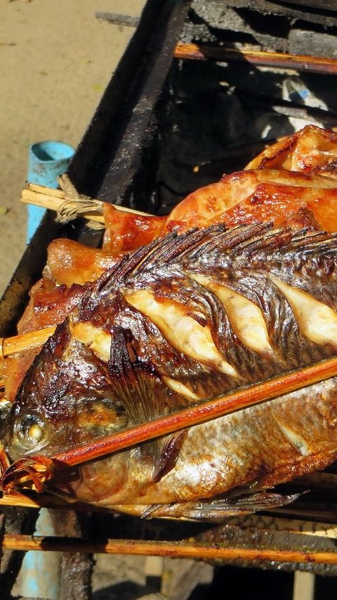 Di Blimbingsari, misalnya, para istri nelayan membuat produk olahan ikan bakar. Sementara di Muncar, mereka membuat berbagai jenis kerupuk ikan.
