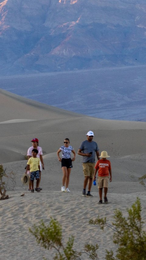 Namun tak sedikit wisatawan yang penasaran mendatangi kawasan Taman Nasional Death Valley untuk berlibur ke pusat wilayah terpanas di Amerika Serikat tersebut.