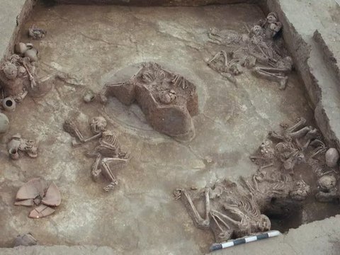 Pelukan Abadi, Tengkorak Ibu dan Anak Berusia 4.000 Tahun Ditemukan Saling Berangkulan